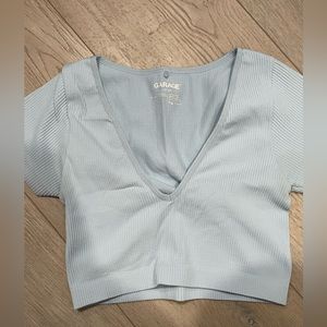 Mini cropped blue tee!